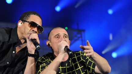 Les&nbsp;rappeurs de NTM, Joey Starr et Kool Shen, lors d'un concert au Parc des Princes, à Paris, le 19 juin 2010. (BERTRAND LANGLOIS / AFP)