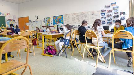 Les écoliers retrouveront leur&nbsp;classe&nbsp;lundi tandis que les collégiens et lycéens reprendront d'abord en distanciel, jusqu'au 3 mai.&nbsp; (JEAN-FRANCOIS FORT / HANS LUCAS)