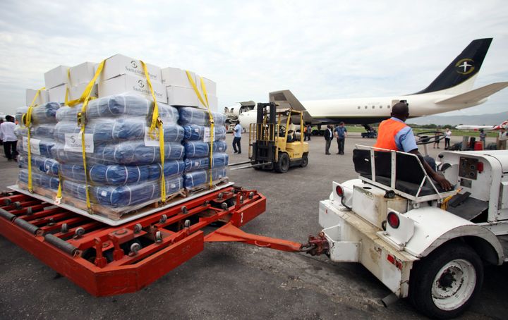 De l'aide humanitaire arrive sur le tarmac de l'aéroport de Port-au-Prince, le 6 octobre 2016, à Haïti.&nbsp; (JEANTY JUNIOR AUGUSTIN / REUTERS)