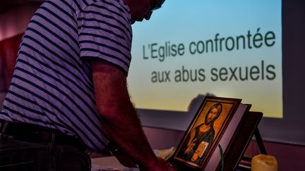 Une réunion sur le thème des abus sexuels dans l'Eglise, organisée le 2 mai 2019 à Lomme (Hauts-de-France) (PHILIPPE HUGUEN / AFP)