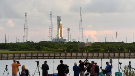 La fusée de la mission Artémis de la Nasa, le 29 août 2022 à Cape Canaveral, en Floride (Etats-Unis).&nbsp; (PAUL HENNESSY / ANADOLU AGENCY / AFP)