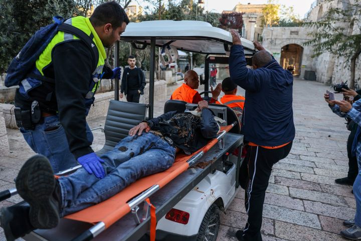 Un homme évacué après de heurts entre des manifestants et des forces de l'ordre, le 15 avril 2022, près de l'Esplanade des Mosquées à Jérusalem. (AHMAD GHARABLI / AFP)