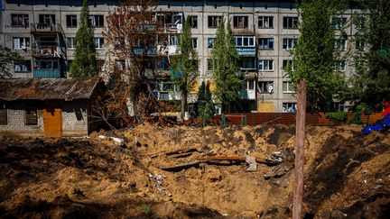 Un cratère laissé par un missile devant une résidence à Chasiv Yar, près de Bakhmout, en Ukraine, le 3 mai 2023. (DIMITAR DILKOFF / AFP)