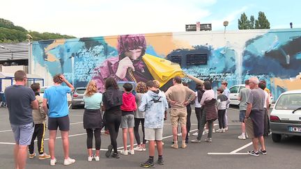 Au programme du "Street Art Tour" : cette création haute couleur qui n'est pas sans rappeler la météo de la région. (France 3 Auvergne)