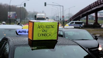 Une manifestation des auto-écoles, le 26 mars 2018, à Bordeaux. (MAXPPP)