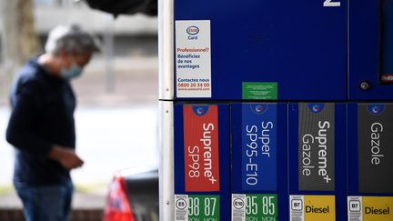 Un automobiliste arrêté à une station essence. Photo d'illustration. (FRANCK FIFE / AFP)