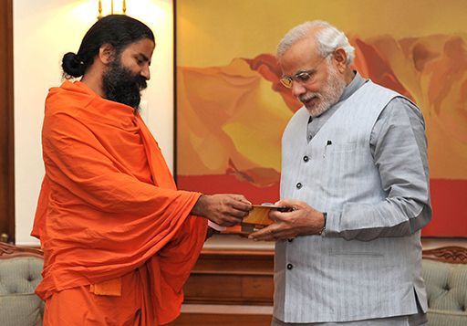 Baba Ramdev et le Premier ministre hindou, Narendra Modi (AFP PHOTO / PIB / ASISH MAITRA )