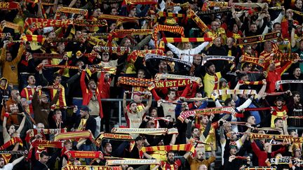 Les supporters lensois au stade Bollaert, le 3 octobre 2023, pour le match de Ligue des Champions qui a vu leur club s'imposer face à Arsenal. (SAMEER AL-DOUMY / AFP)