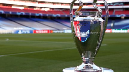 Le trophée de la Ligue des champions dans le stade Estádio da Luz, à Lisbonne. (MATTHEW CHILDS / POOL)