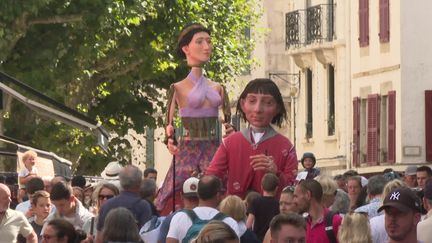 Le grand défilé de marionnettes&nbsp;dans les rues de la ville basque le 20 août a marqué le début du festival en beauté.&nbsp; (France 3 Nouvelle-Aquitaine)