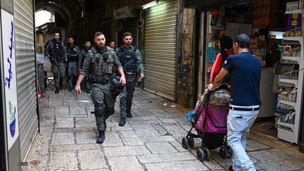 Bouclage de la vieille ville de Jérusalem par l'armée israélienne, le 13 octobre 2023. (YURI CORTEZ / AFP)