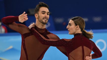 Les patineurs Gabriella Papadakis et Guillaume Cizeron en plein programme de danse rythmique, samedi 12 février, sur la patinoire de Pékin. (MANAN VATSYAYANA / AFP)