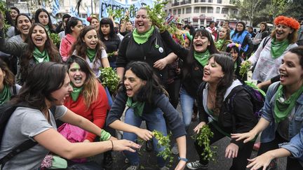 Le 28 septembre 2018 à Buenos Aires, le premier défilé des femmes après le rejet du projet de loi sur l'avortement par le Sénat argentin.&nbsp; (EITAN ABRAMOVICH / AFP)