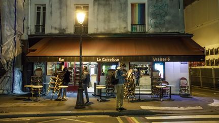 Un bar à Paris ferme ses portes à partir de 22 heures, le 28 septembre 2020.&nbsp; (CHRISTOPHE PETIT TESSON / EPA)