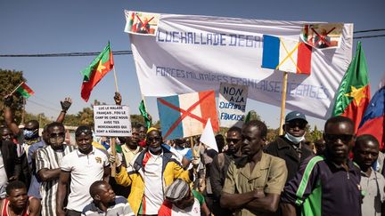 Lors d'une manifestation, le 20 janvier dernier, des manifestants ont demandé le départ de l'ambassadeur de la France du Burkina Faso. (OLYMPIA DE MAISMONT / AFP)