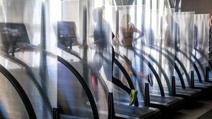 Une salle de sport parisienne avec des vitres entre chaque machine, le 24 juin 2020 (photo d'illustration). (CHRISTOPHE PETIT TESSON / MAXPPP)