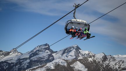 Des skieurs prennent un téléski avant de se lancer sur les pistes, au-dessus de la station de ski de Zermatt dans les Alpes suisses, le 28 novembre 2020.&nbsp; (FABRICE COFFRINI / AFP)