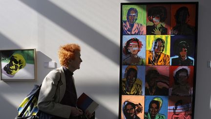 Un visiteur devant un des tableaux Ladies and Gentleman de Warhol, à Moscou en 2008
 (Alexander Zemlianichenko/AP/SIPA)