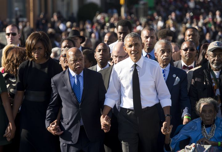 Barack Obama en t&ecirc;te d'une marche &agrave; Selma (Alabama), &nbsp;le 7 mars 2015, pour le 50e anniversaire de la marche men&eacute;e, au m&ecirc;me endroit, par Martin Luther King pour demander la fin des discriminations contre le vote des Noirs am&eacute;ricains. (SAUL LOEB / AFP)