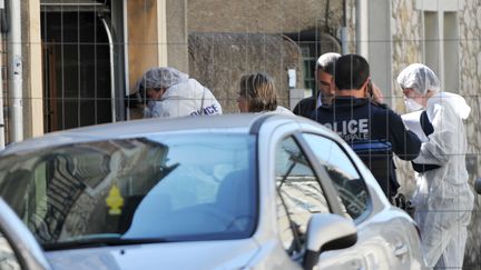 La police devant le garage de Jean Germain &agrave; Tours, le 7 avril 2015. (GUILLAUME SOUVANT / AFP)