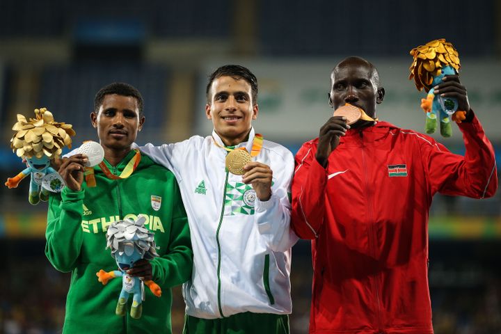 Abdellatif Baka, Tamiru Demisse et Henry Kirwa durant la cérémonie de remise des médailles après le 1 500 m des malvoyants aux Jeux paralympiques de Rio (Brésil), le 11 septembre 2016. (PEDRO MARTINS / AGIF / AFP)