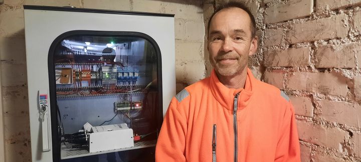 Ralph Ortlieb, technician from the seismology department, in front of a measuring device, in a basement in Fribourg.  (SEBASTIEN BAER / RADIO FRANCE)