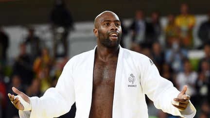 Teddy Riner, le 12 août 2016 à Rio, après avoir remporté la&nbsp;médaille d'or des plus de 100 kilos.&nbsp; (PHILIPPE MILLEREAU / AFP)