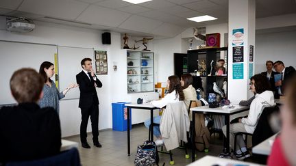 Emmanuel Macron dans un collège à Jarnac (Charente) pour parler de la prévention pour le vaccin du papillomavirus, en février 2023. (STEPHANE MAHE / POOL)