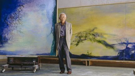 Zao Wou-Ki dans son atelier de campagne vers 2000, devant "Eclipse et le grand triptyque, Hommage à mon ami Henri Michaux"&nbsp; (Guillaume de Laubier)