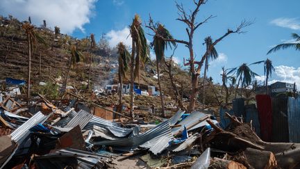 Sur l'île de Mayotte, le 17 décembre 2024, après le passage du cyclone Chido sur l'archipel. (DIMITAR DILKOFF / AFP)