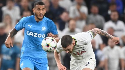 L'attaquant marseillais, Luis Suarez, au duel avec le milieu de Tottenham,&nbsp;Pierre-Emile Hojbjerg, à l'occasion de la première journée de Ligue des champions, le 7 septembre 2022. (Neil Hall/ EPA via MaxPPP)