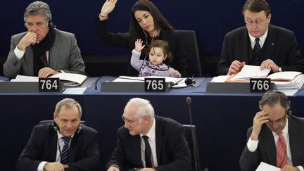 La d&eacute;put&eacute;e italienne Licia Ronzulli prend part &agrave; un vote au Parlement europ&eacute;en en compagnie de sa fille &agrave; Strasbourg (Bas-Rhin), le 15 f&eacute;vrier 2012. (VINCENT KESSLER / REUTERS)