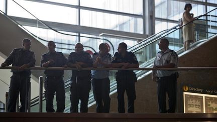 La police isra&eacute;lienne dans le terminal de l'a&eacute;roport Ben Gourion &agrave; Tel-Aviv, le 6 juillet 2011. ( ELIAS NIR / REUTERS )