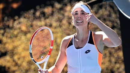 L'émotion d'Alizé Cornet, le jour de sa qualification pour son premier quart de finale en Grand Chelem de sa carrière, à l'Open d'Australie, le 24 janvier 2022. (DAVE HUNT / AAP)