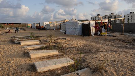 Un camp provisoire de réfugiés palestiniens dressé dans un cimetière au sud de Gaza, le 26 juillet 2024. (BASHAR TALEB / AFP)