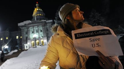 Une opposante à Donald Trump manifeste le 18 décembre 2016 devant le Capitole de Denver, où se réuniront les grands électeurs de cet Etat le lendemain.&nbsp; (CHRIS SCHNEIDER / AFP)