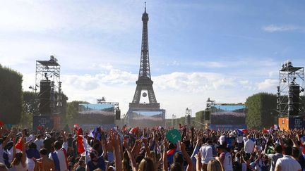 &nbsp; (La Fanzone au pied de la Tour Eiffel affiche complet © SIPA/François Mori)