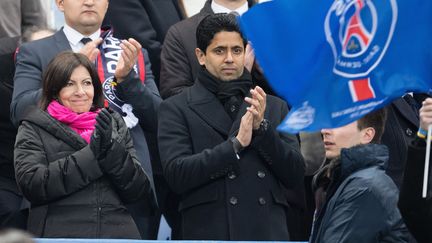 Anne Hidalgo, maire de Paris, et Nasser Al-Khelaifi, le président du PSG, en tribune au Stade de France, le 23 avril 2016. (NIVIERE / SIPA)