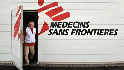 Un homme quitte les locaux de MSF, le 13 janvier 2010, &agrave; Bordeaux (Gironde). (PIERRE ANDRIEU / AFP)