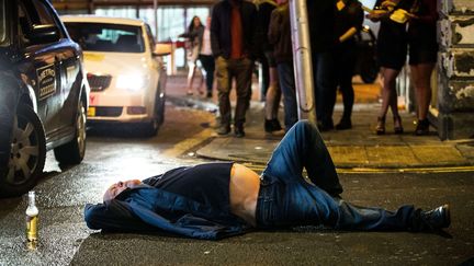 Un homme gît au sol, dans les rues de Manchester (Royaume-Uni), la nuit du 31 décembre 2015. (LNP /SHUTTERSTOCK /SIPA)