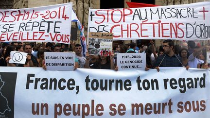 Une manifestation de soutien aux chr&eacute;tiens d'Irak devant la cath&eacute;drale Notre-Dame-de-Paris, le 27 juillet 2014. (PIERRE ANDRIEU / AFP)