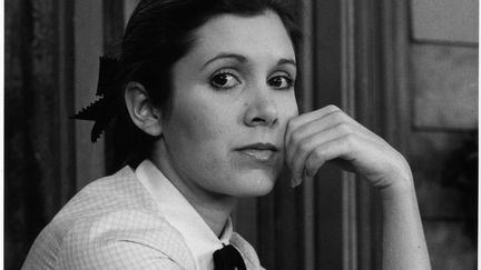 Carrie Fisher tourne le premier épisode de la saga Star Wars en 1977. Elle a 19 ans. (MICHAEL OCHS ARCHIVES / MOVIEPIX)