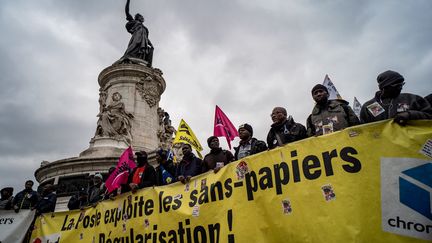 Des manifestants demandent la régularisation de travailleurs sans-papiers, à Paris, samedi 29 avril 2023. (NICOLAS LIPONNE / HANS LUCAS / AFP)