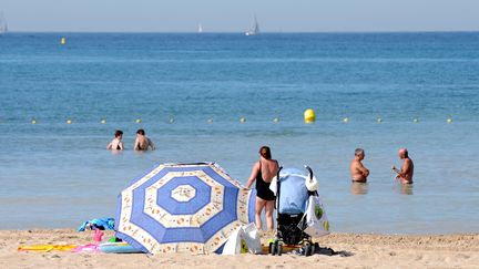 Des personnes sur la plage du Prado à Marseille (Bouches-du-Rhône), le 16 août 2011. (Photo d'illustration) (MAXPPP)