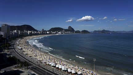 &nbsp; (La plage de Copacabana, à Rio de Janeiro, au Brésil © Reuters/Sergio Moraes)