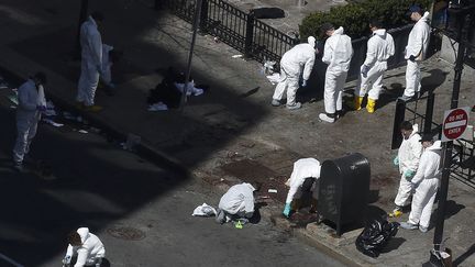 Les enqu&ecirc;teurs photographient les lieux des explosions de bombes, &agrave; Boston (Etats-Unis), le 17 avril 2013. (SHANNON STAPLETON / REUTERS)