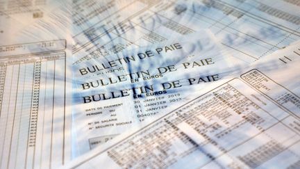 Des bulletins de paie. (NICOLAS KOVARIK / MAXPPP)