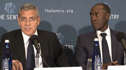 L'acteur George Clooney, activiste des droits de l'Homme et cofondateur de The Sentry, en compagnie de l'acteur Don Cheadle, cofondateur de Not on Our Watch, lors d'une conférence de presse le 12 septembre 2016 à Washington, pour présenter le rapport «les crimes de guerre ne doivent pas payer» au Sud-Soudan. (MOLLY RILEY/AFP)