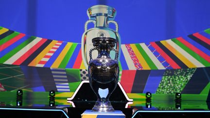 Le trophée de l'Euro présenté lors du tirage au sort des éliminatoires de la prochaine édition à Francfort, le 9 octobre 2022. (ARNE DEDERT / AFP)