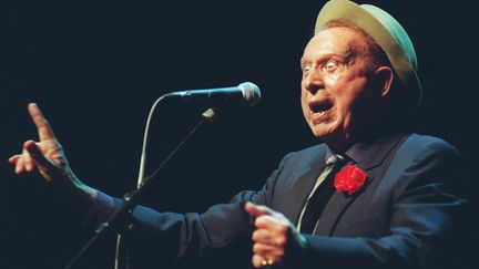 Charles Trénet à 80 ans sur la scène de l'Opéra Bastille, à Paris, le 19 mai 1993. (PIERRE VERDY / AFP)